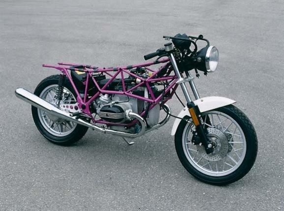 >>>>>>>>>>>>>>>>>>>>>>>>>> Een Ducatitank dus De oproep ‘wat voor tank is dit?’ heeft een antwoord opgeleverd. De tank heeft ooit op een Ducati Indiana 650- of 750 gezeten. En dat was een ding wat als motor bekend was, maar dat hier ewffectief uit het collectieve geheugen was gebannen. Omdat het bij ons eerlijke weten de enige lelijke Ducati is die er ooit gemaakt is.