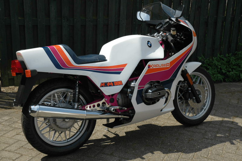 >>>>>>>>>>>>>>>>>>>>>>>>>> Een Ducatitank dus De oproep ‘wat voor tank is dit?’ heeft een antwoord opgeleverd. De tank heeft ooit op een Ducati Indiana 650- of 750 gezeten. En dat was een ding wat als motor bekend was, maar dat hier ewffectief uit het collectieve geheugen was gebannen. Omdat het bij ons eerlijke weten de enige lelijke Ducati is die er ooit gemaakt is.