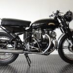 ''De D Serie was de laatste en ultieme doorontwikkeling van de Black Shadow. Het fabriceren van de motor bleek echter te duur waardoor de productie maar 6 maanden duurde en Vincent in 1955 besloot te stoppen met het maken van motoren''. Uiteindelijk zijn er maar 144 van deze ultieme Black Shadows gemaakt. De motor in de veiling is ook nog eens helemaal fabrieks origineel en dat maakt deze nog waardevoller. De verwachte opbrengst van de Vincent ligt tussen de 110.000 en 145.000 euro.