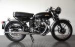 ''De D Serie was de laatste en ultieme doorontwikkeling van de Black Shadow. Het fabriceren van de motor bleek echter te duur waardoor de productie maar 6 maanden duurde en Vincent in 1955 besloot te stoppen met het maken van motoren''. Uiteindelijk zijn er maar 144 van deze ultieme Black Shadows gemaakt. De motor in de veiling is ook nog eens helemaal fabrieks origineel en dat maakt deze nog waardevoller. De verwachte opbrengst van de Vincent ligt tussen de 110.000 en 145.000 euro.