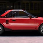 Hoewel Toyota het van de stabiele massa moet hebben, doet het bedrijf soms iets onverwachts speels. De middenmotor sportwagen MR2 is zo´n verantwoorde uitspatting. Het leven van de MR2 begon in 1976 toen Toyota een ontwerpproject startte met als doel de productie van een wagen die leuk was om mee te rijden, maar toch een beschaafd brandstofverbruik had. Aanvankelijk was het doel niet eens om een echte sportwagen te maken.Maar dat is de MR2 in de meest zuivere zin toch geworden.De MR2 is een feestbeest voor elke stuurman en technisch is hij hoogst betrouwbaar. Maar er zijn wel wat aandachtspunten De Toyota MR2 De Toyota MR2 is een tweepersoons, motor in het midden liggend, achterwiel aangedreven sportwagen ontwikkeld door Toyota en is gebouwd tussen 1984-1989. In het Frans klinkt de naam MR2 als est merdeux. Vanwege de associatie met het woord "merde" (´stront´) werd de auto daar enkel verkocht onder de naam MR. In het Engels wordt de MR2 vaak "Mister Two" genoemd. Het is een publiekelijke misvatting dat de MR2 door Lotus werd ontwikkeld en door Toyota werd gebouwd en verkocht. De MR2 was ontwikkeld door Toyota waarbij Lotus-ingenieur Roger Becker betrokken werd voor de ophanging en wegligging. Door zijn midden/achter motor en kleine afmetingen, wordt de MR2 vaak vergeleken met meer exotische sportwagens. Serieus aankoopadvies in het februarinummer van AMK Want het aanbod is kwantitatief indrukwekkend. Kwalitatief zijn er echter zo links en rechts wel wat dingen te noemen die de eigenaar na aanschaf beduidend minder blij kunnen maken. Een groot deel van het aanbod (op Internet) betreft technisch en-of cosmetisch verknoeiden en-of verwaarloosde exemplaren. Wij hebben het over de eerste serie van 1984-1989, de AW10-AW11 reeks. Die MR2’s reden, eigenlijk net zo als de grote exotische sportwagens uit hun tijd. En de gebruikte krachtbron was de eerste in massa geproduceerde vierklepper. Aart van der Haagen zette het hele verhaal voor u op papier.