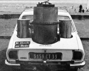 Ook voor uw houtomobiel: De Imbert houtgasgenerator Rijden op houtgas. Daar is een hele installatie voor nodig. En omdat houtgas laag calorisch is scheelt het rijden van een hauto zo’n 40+ % vermogen ten opzichte van een benzineblok. Maar er zijn dappere pogingen gedaan. Doorgaans uit een soort van noodzaak. En de boordelektronica van een moderne auto zou er helemaal van overstuur raken. De meeste houto’s reden met behulp van een gasfabriek volgens Imbert Die Imbert houtgas generator is een uitvinding van Georges Imbert. Hij ontwikkelde het principe zo’n 100 jaar geleden al. Tijdens de tweede wereldoorlog waren er meer dan een miljoen houtvergassers onderweg, bijna allemaal volgens het Imbert principe. Na de oorlog kwam al snel de benzineproductie weer op gang en nam men zonder spijt afscheid van de houtvergassers. Kennis en ervaring zijn daarbij vrijwel direct grotendeels verloren gegaan. Van roeg opstaan (opwarm tijd) en het krijgen van vieze handen werd ook al zondr spijt afscheid genomen. Tijdens de koude oorlog gingen de Zweden wel door met de ontwikkeling van het systeem. Maar buiten de publicatie van ondrzoeksdocumentatie is er weinig mee gedaan. De insteek was immers dat het alleen nodig zou zijn om tijdens een crisis terug te kunnen grijpen op brandstof voorziening uit eigen bron, op houtvergassing, omdat Zweden nagenoeg geen fossiele brandstoffen heeft. Maar hout hebben ze in Zweden in overvloed. Al die bomen staan er gewoon op te wachten tot ze zich nuttig kunnen maken. De energiecrises in de jaren zeventig hebben indertijd ook weer geleid tot een kleine oplevingen in de interesse in houtvergassers voor verbrandingsmotoren, die net zo snel weer wegzakte toen het economisch weer wat beter ging. Alleen bij de Finnen is de mobiele houtvergasser nooit helemaal weggeweest. Niet in grootschalige, door de overheid gesubsidieerde projecten, maar door het enthousiasme van een kleine groep mensen. Zij hebben de doorontwikkeling van de Zweden verder verfijnd. Daarmee blijft het ontwikkelen van houtvergassers iets uit de wereld van idealisten, techneuten en milieudromers. Want rijden op houtgas: Dat doe je nog steeds niet voor je plezier. Het principe De “gasfier unit” is gevuld met houtblokjes. De nozzles doseren de lucht. Het motorvacuüm zorgt voor “trek” in het hele systeem. Indirect regelt het motortoerental en de motorbelasting de geproduceerde hoeveelheid gas en daarmee de toegevoerde lucht. Bij de een doorsnee generator wordt het gas hoog afgenomen om asdeeltjes de tijd te geven achter te blijven en om de houtvoorraad op te warmen. Van daaruit gaat het gas door een koeler om het te ontwateren en het volume te reduceren. Denk “Intecooler’. Door de volumeverkleining en verwijdering van waterdamp neemt de energie-inhoud toe. Na de filtertrein kan het gas via een eenvoudige gas/luchtmenger naar de motor. Een ventilator is nodig om kunstmatige trek op te wekken voor de start van het vergassingsproces. Moderne Imbert units werken wat anders. De generator heeft een condenserende mantel om de bunker, om de de houtvoorraad verder voor te drogen en overtollig water af te voeren. Een cycloon verwijdert de grove asdeeltjes. Een glasfiber doekenfilter haalt de rest van de ongerechtigheden eruit. De koeler ontwatert ook hier het gas. Tijdens de opstart blaast de blower het gas nog voor de filtertrein naar buiten, om verstopping van het filter door teer en waterdamp uit de nog koude oxidatiezone te voorkomen. Vergeleken met de oorspronkelijke Imbert is er buiten het principe wel wat veranderd. Veel aandacht is besteed aan het voorverwarmen van de primaire lucht, om de oxidatietemperatuur verder te verhogen. Dit schept echter weer problemen, want niet alle materialen kunnen deze temperatuur weerstaan. Al met al nogal wat complexer dan vroeger, maar met als resultaat een teervrij, schoon gas. Met behoud van de eerder genoemde nadelen. En de Airmiles kun je ook op je buik schrijven.