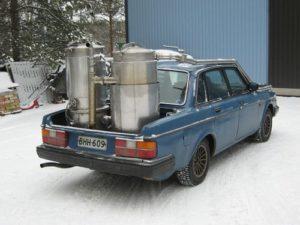 Ook voor uw houtomobiel: De Imbert houtgasgenerator Rijden op houtgas. Daar is een hele installatie voor nodig. En omdat houtgas laag calorisch is scheelt het rijden van een hauto zo’n 40+ % vermogen ten opzichte van een benzineblok. Maar er zijn dappere pogingen gedaan. Doorgaans uit een soort van noodzaak. En de boordelektronica van een moderne auto zou er helemaal van overstuur raken. De meeste houto’s reden met behulp van een gasfabriek volgens Imbert Die Imbert houtgas generator is een uitvinding van Georges Imbert. Hij ontwikkelde het principe zo’n 100 jaar geleden al. Tijdens de tweede wereldoorlog waren er meer dan een miljoen houtvergassers onderweg, bijna allemaal volgens het Imbert principe. Na de oorlog kwam al snel de benzineproductie weer op gang en nam men zonder spijt afscheid van de houtvergassers. Kennis en ervaring zijn daarbij vrijwel direct grotendeels verloren gegaan. Van roeg opstaan (opwarm tijd) en het krijgen van vieze handen werd ook al zondr spijt afscheid genomen. Tijdens de koude oorlog gingen de Zweden wel door met de ontwikkeling van het systeem. Maar buiten de publicatie van ondrzoeksdocumentatie is er weinig mee gedaan. De insteek was immers dat het alleen nodig zou zijn om tijdens een crisis terug te kunnen grijpen op brandstof voorziening uit eigen bron, op houtvergassing, omdat Zweden nagenoeg geen fossiele brandstoffen heeft. Maar hout hebben ze in Zweden in overvloed. Al die bomen staan er gewoon op te wachten tot ze zich nuttig kunnen maken. De energiecrises in de jaren zeventig hebben indertijd ook weer geleid tot een kleine oplevingen in de interesse in houtvergassers voor verbrandingsmotoren, die net zo snel weer wegzakte toen het economisch weer wat beter ging. Alleen bij de Finnen is de mobiele houtvergasser nooit helemaal weggeweest. Niet in grootschalige, door de overheid gesubsidieerde projecten, maar door het enthousiasme van een kleine groep mensen. Zij hebben de doorontwikkeling van de Zweden verder verfijnd. Daarmee blijft het ontwikkelen van houtvergassers iets uit de wereld van idealisten, techneuten en milieudromers. Want rijden op houtgas: Dat doe je nog steeds niet voor je plezier. Het principe De “gasfier unit” is gevuld met houtblokjes. De nozzles doseren de lucht. Het motorvacuüm zorgt voor “trek” in het hele systeem. Indirect regelt het motortoerental en de motorbelasting de geproduceerde hoeveelheid gas en daarmee de toegevoerde lucht. Bij de een doorsnee generator wordt het gas hoog afgenomen om asdeeltjes de tijd te geven achter te blijven en om de houtvoorraad op te warmen. Van daaruit gaat het gas door een koeler om het te ontwateren en het volume te reduceren. Denk “Intecooler’. Door de volumeverkleining en verwijdering van waterdamp neemt de energie-inhoud toe. Na de filtertrein kan het gas via een eenvoudige gas/luchtmenger naar de motor. Een ventilator is nodig om kunstmatige trek op te wekken voor de start van het vergassingsproces. Moderne Imbert units werken wat anders. De generator heeft een condenserende mantel om de bunker, om de de houtvoorraad verder voor te drogen en overtollig water af te voeren. Een cycloon verwijdert de grove asdeeltjes. Een glasfiber doekenfilter haalt de rest van de ongerechtigheden eruit. De koeler ontwatert ook hier het gas. Tijdens de opstart blaast de blower het gas nog voor de filtertrein naar buiten, om verstopping van het filter door teer en waterdamp uit de nog koude oxidatiezone te voorkomen. Vergeleken met de oorspronkelijke Imbert is er buiten het principe wel wat veranderd. Veel aandacht is besteed aan het voorverwarmen van de primaire lucht, om de oxidatietemperatuur verder te verhogen. Dit schept echter weer problemen, want niet alle materialen kunnen deze temperatuur weerstaan. Al met al nogal wat complexer dan vroeger, maar met als resultaat een teervrij, schoon gas. Met behoud van de eerder genoemde nadelen. En de Airmiles kun je ook op je buik schrijven.