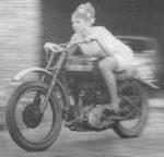 Vrouwen en motorfietsen - Auto Motor Klassiek