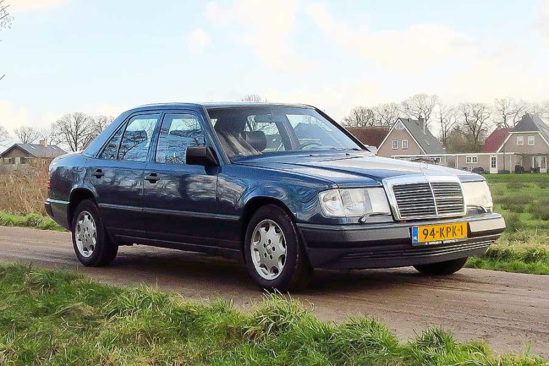 Rijden met een bijzondere Mercedes Benz 300 E (W124) uit 1986