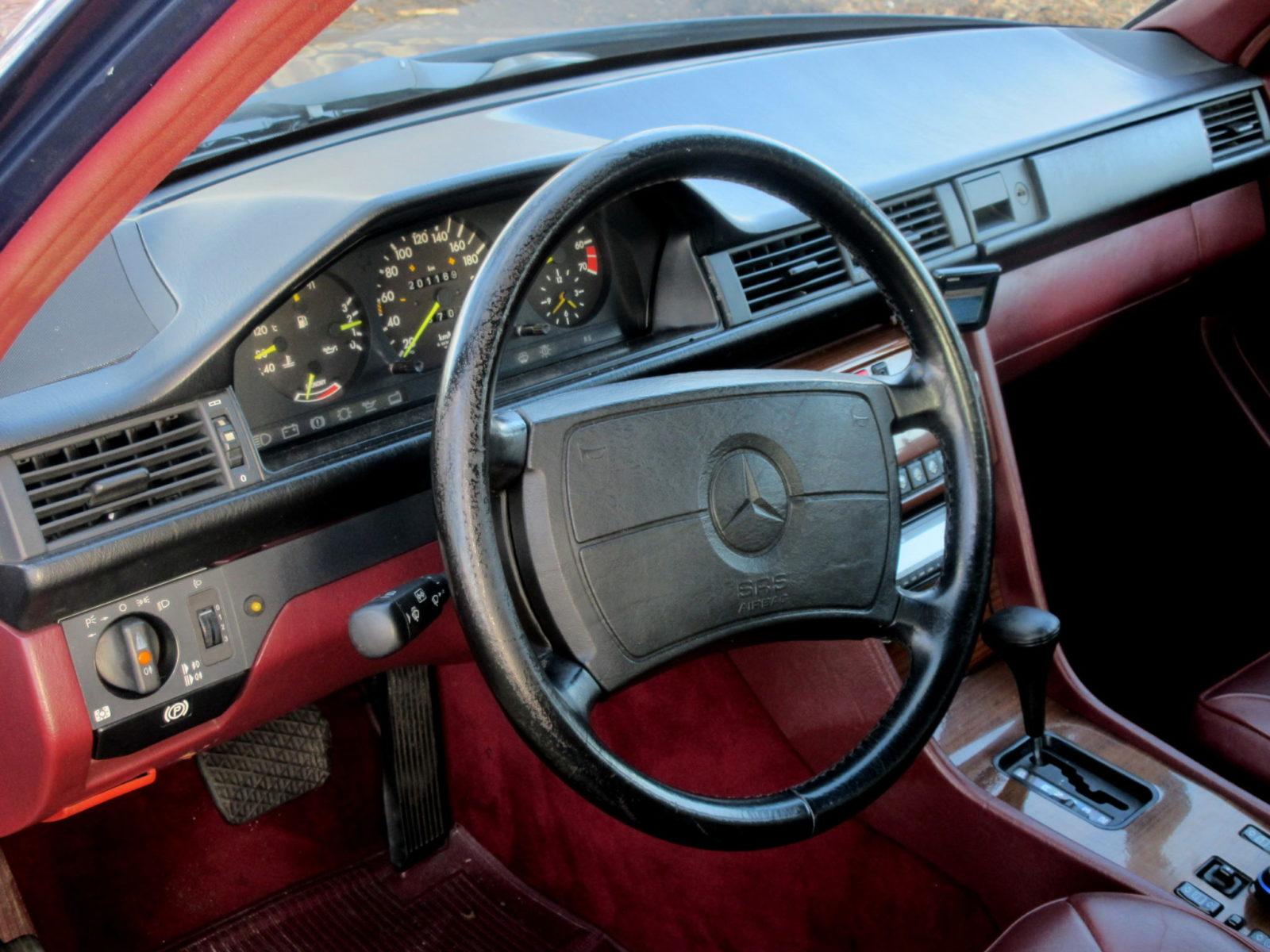 Mercedes-Benz 300E interieur