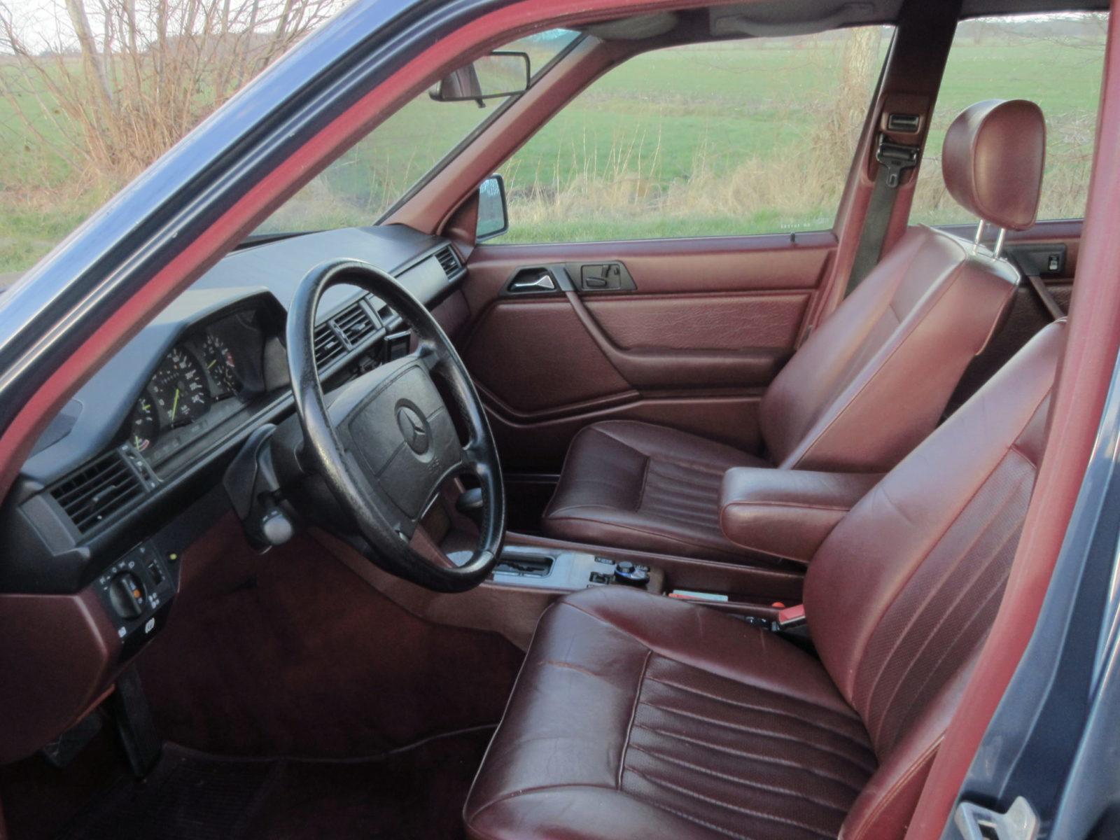 Mercedes-Benz 300E interieur