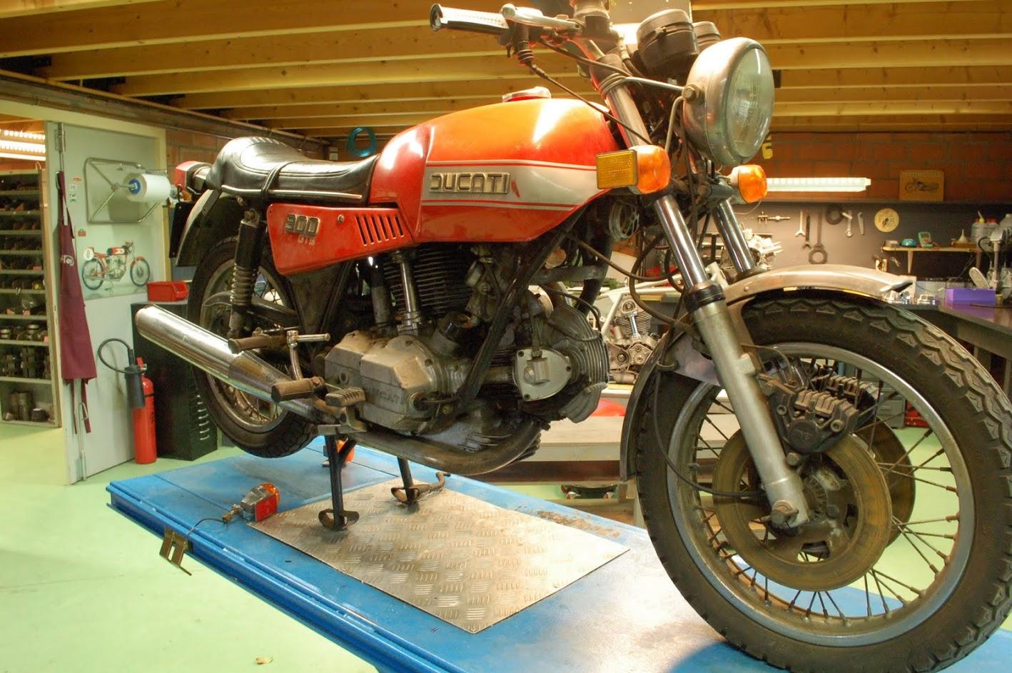 Ducati GTS 900