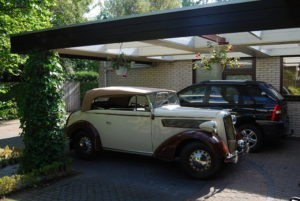 Opel Super Six geparkeerd