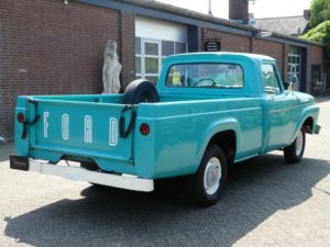 Amerikaanse pickups - Ford F100 pickup achterkant