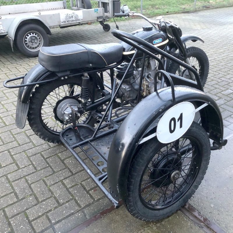 Ural zijspancrosser zijkant