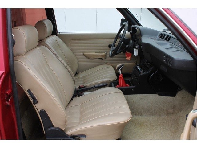 BMW 320i 1982 interieur