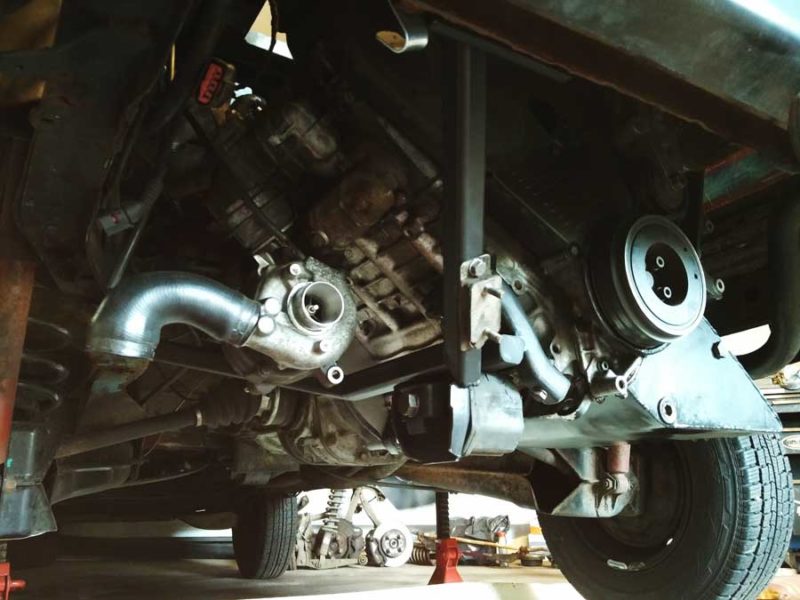 VW T3 Het nieuwe turboaggegraat is geplaatst, rechts de mooi afgewerkte behuizing voor andere mechanica