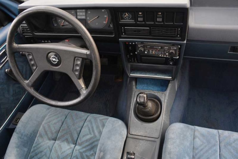 Opel Rekord E2 interieur