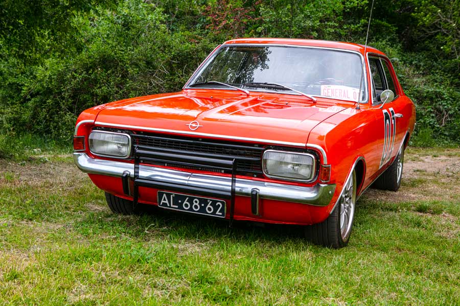 Opel Rekord 1700 restauratie Dukes of Hazzard General Lee