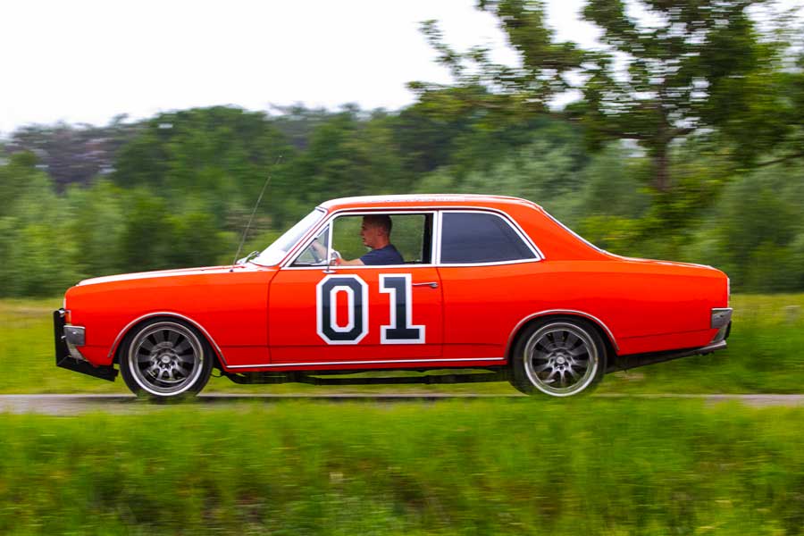 Opel Rekord 1700 restauratie Dukes of Hazzard General Lee