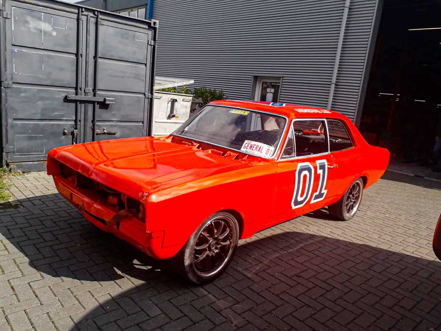 Opel Rekord 1700 restauratie Dukes of Hazzard General Lee