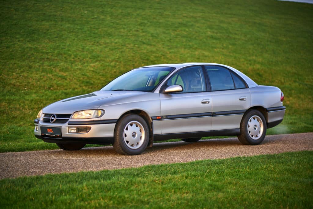 Opel Omega: Een eerlijke en heerlijke wereldwagen - Auto Motor Klassiek