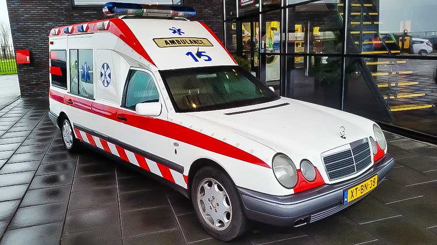 Mercedes E 290 TD (1999) ambulance