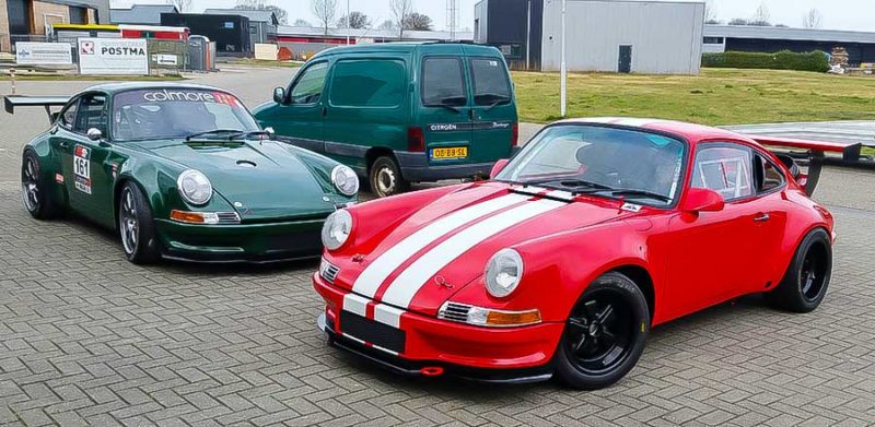Porsche 911 (1977) en Porsche 964 (1989). Close en fair racing voor Dimitri Galandis.  - Auto Motor Klassiek