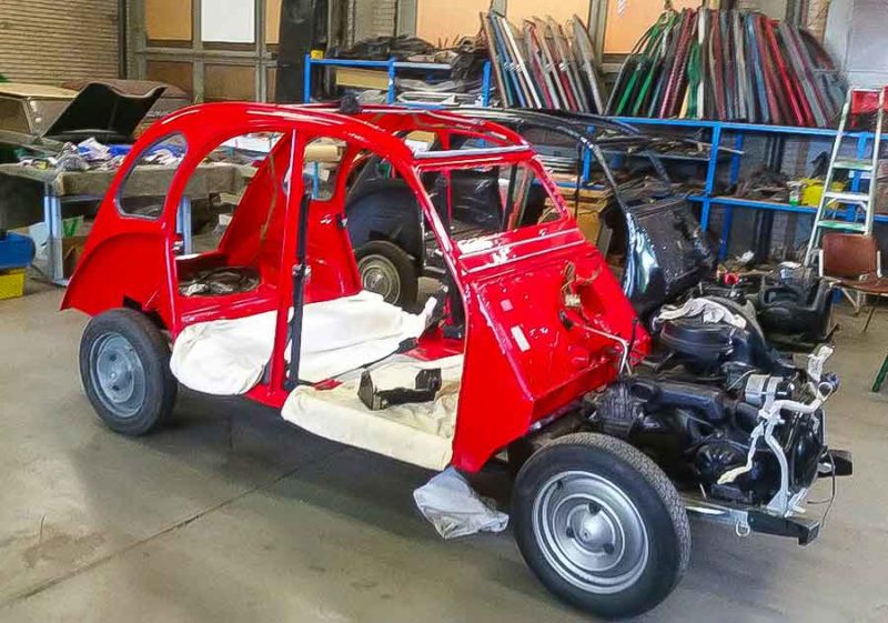 Leerbedrijf 2CV4U: La vie est belle pour Louis van Rijckevorsel.  - Auto Motor Klassiek