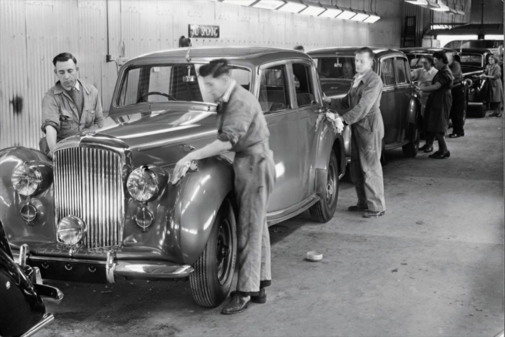 Crewe. 75 jaar lang hoofdkwartier van Bentley - Auto Motor Klassiek