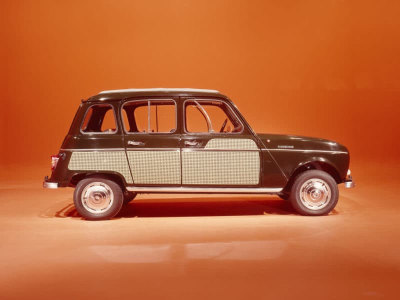R4 Parisienne. Elle prend le volant - Auto Motor Klassiek