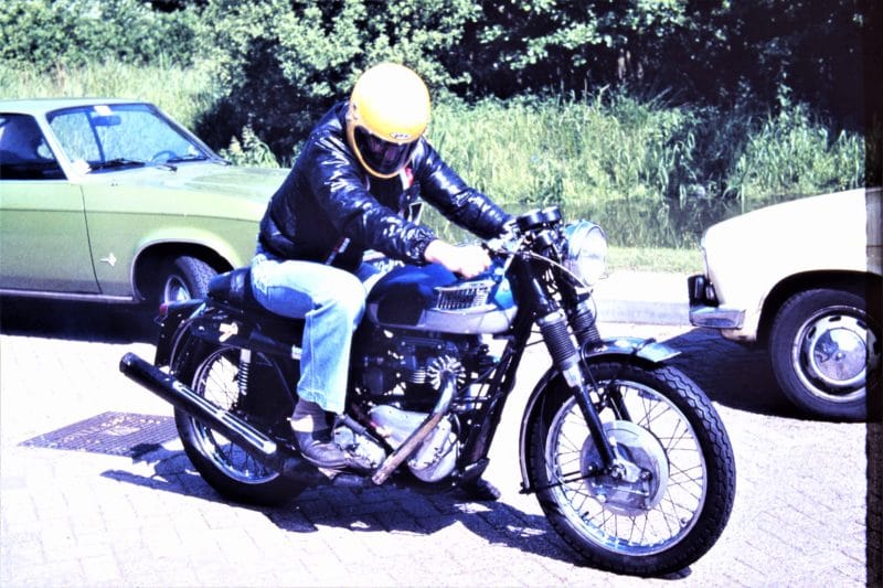 Ab klaar voor een ritje op de Paladijn zonder stuurkuip maar met zijn gele helm