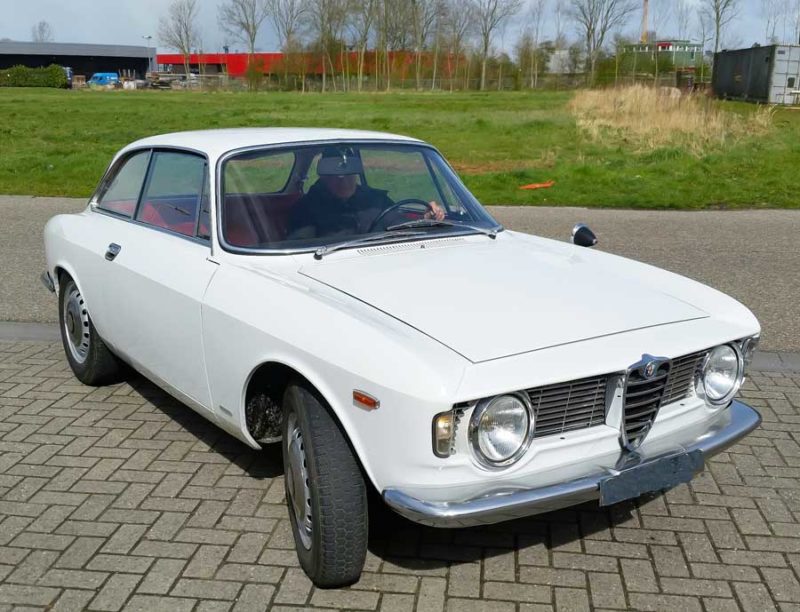Alfa Romeo Giulia Sprint GT (1964): 45 jaar accessoire in de garage van Eeltje.