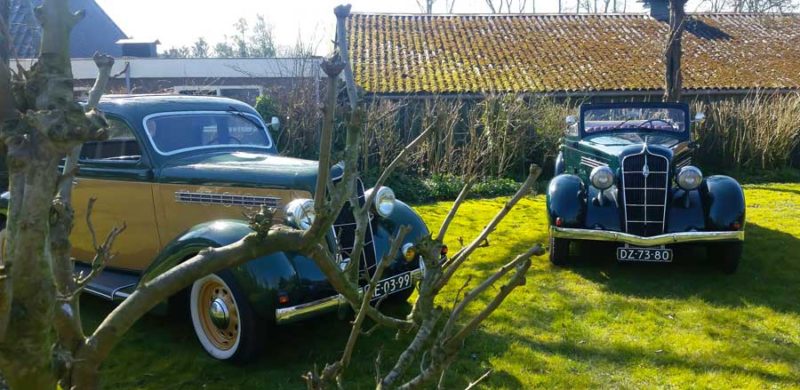 Plymouth Cabriolet en Plymouth Coupé (1935) van Jan. Een oogstrelend duo.