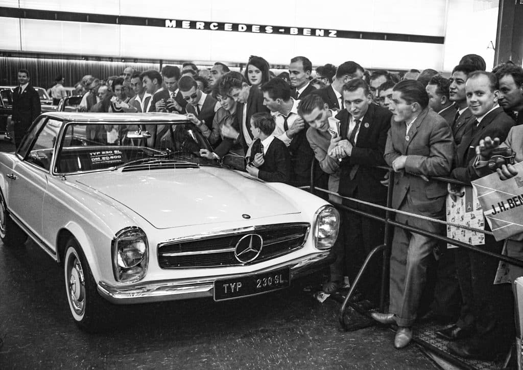 Mercedes-benz w 113. de pagode bestaat zestig jaar. deel 1: de 230 sl (1963-1967)