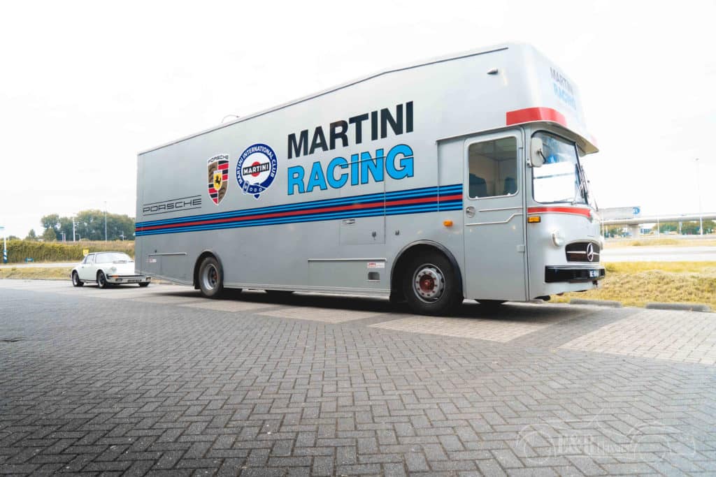 De 0317, een iconische Porsche racetransporter met een ster erop!