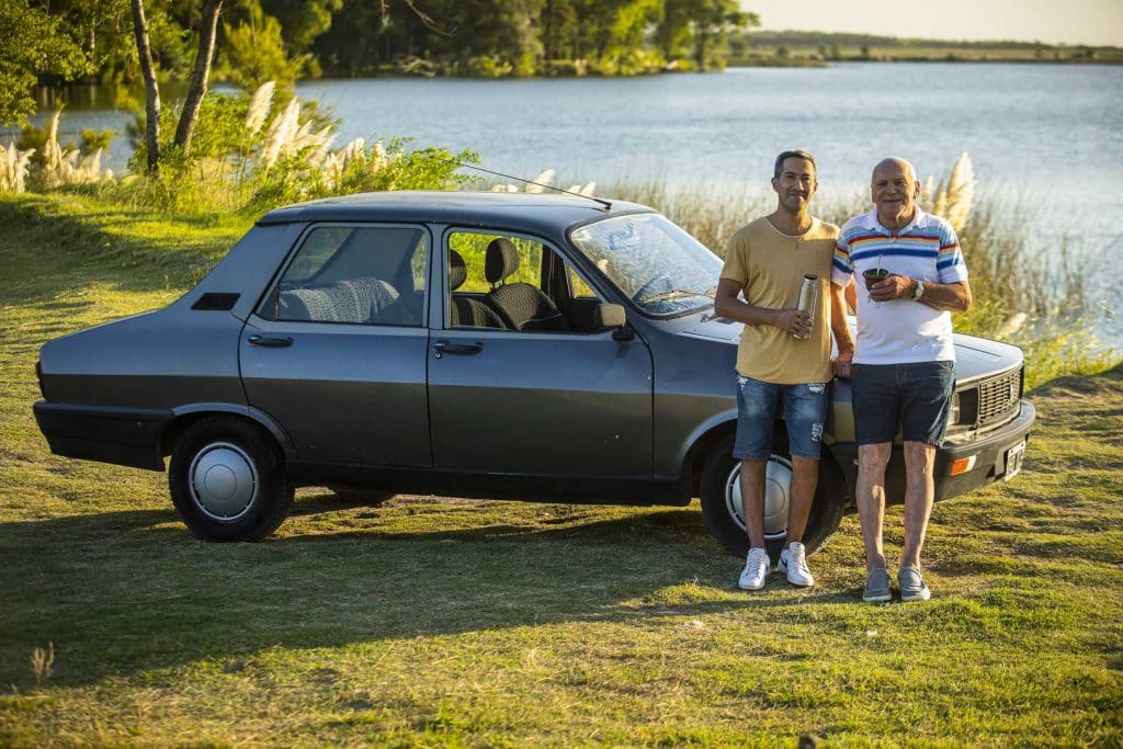 Een grootvader, een kleinzoon en een renault 12