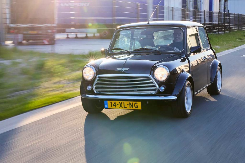 De restauratie van een mini cooper s uit 1998. drie generaties, een passie