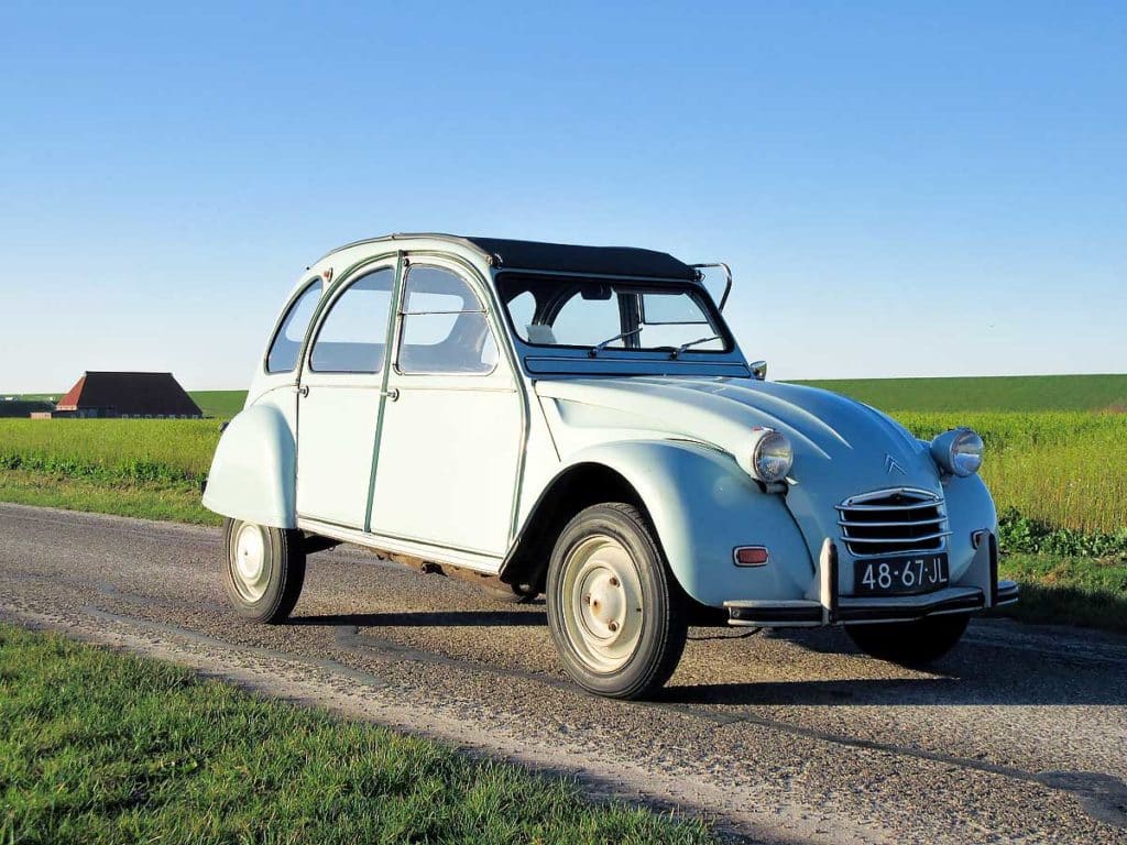 Citroën 2cv az. rijden met een late oude eend