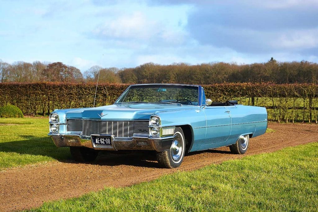Baden in weelde aan boord van cadillac de ville convertible (1965)