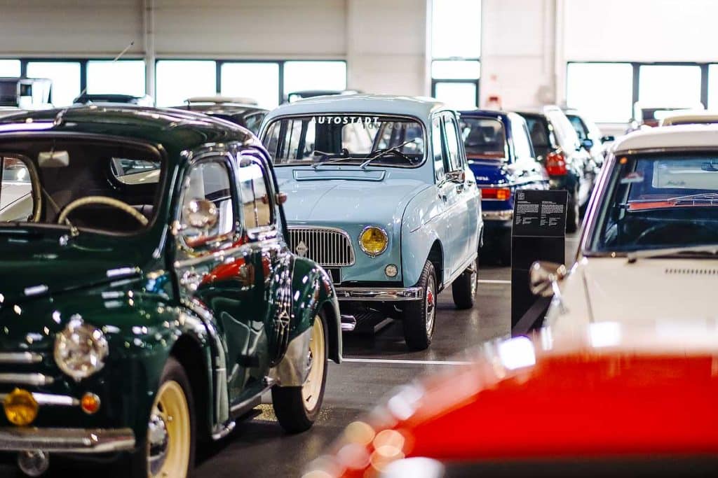 Oldtimerdepot autostadt: een unieke kijk achter de schermen voor autoliefhebbers