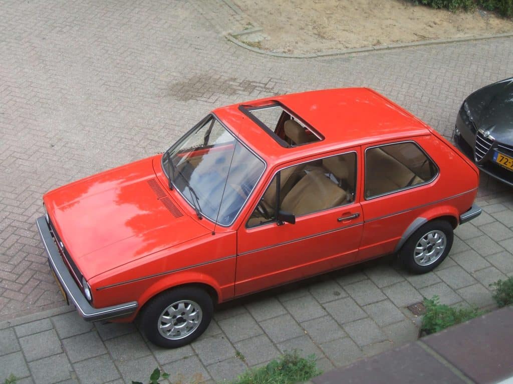 René ploumen’s vw golf 1 uit 1982: een klassieke blik op een iconische auto
