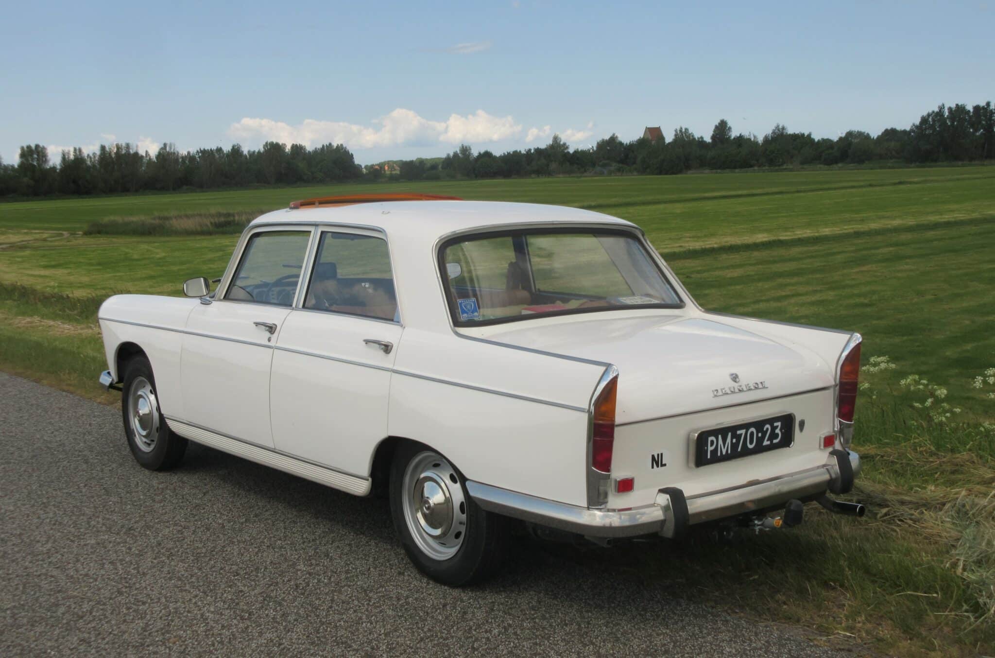 Peugeot 404. Rijden met een geliefde jubilaris