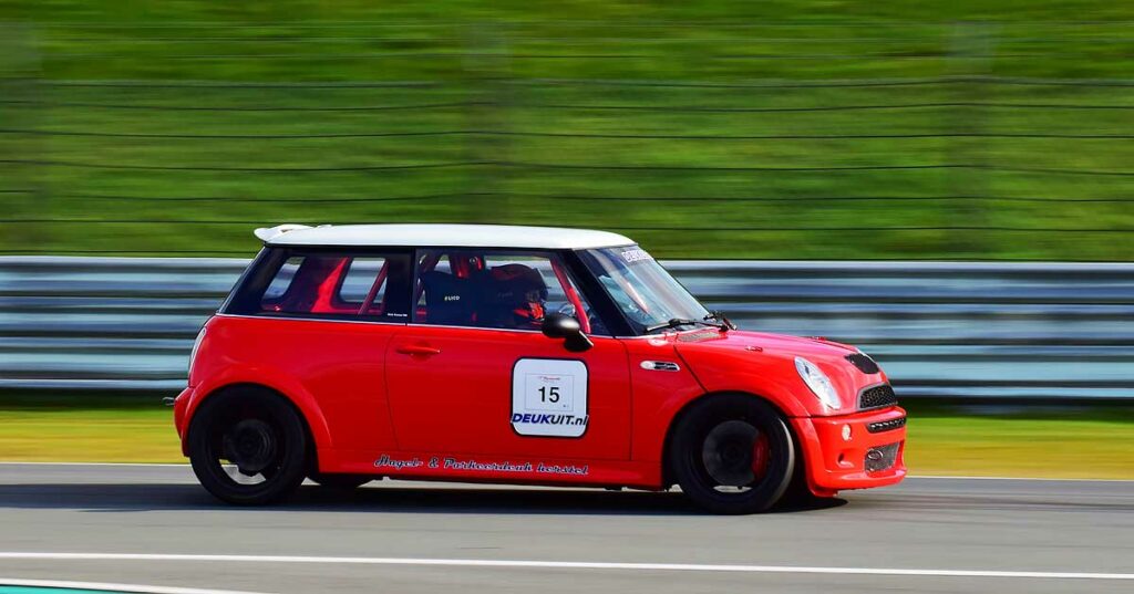 Een tikje trots van binnen – Hoe Niels zijn Mini (2004) transformeerde tot circuitwapen