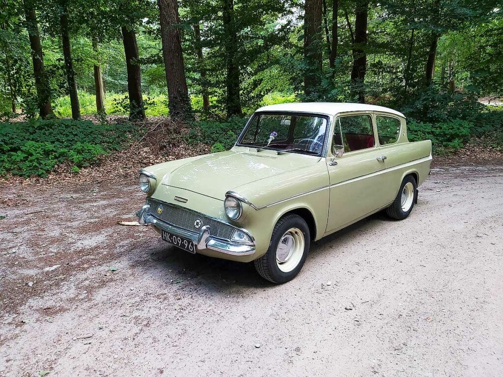 Henk Willigenburg en zijn Ford Anglia 105E uit 1962