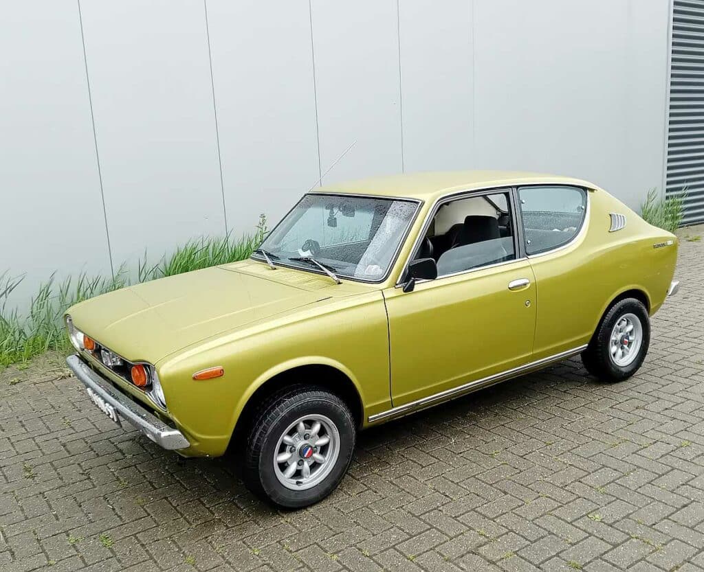 Goudkleurige Datsun 100A uit 1975 in voor drie-kwart linker aanzicht