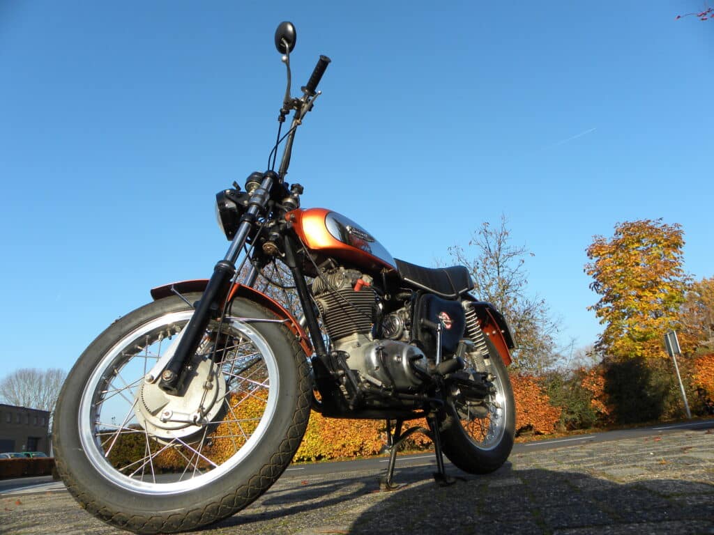 Een duc 450 Scrambler: schoenlpper blijf bij je leest