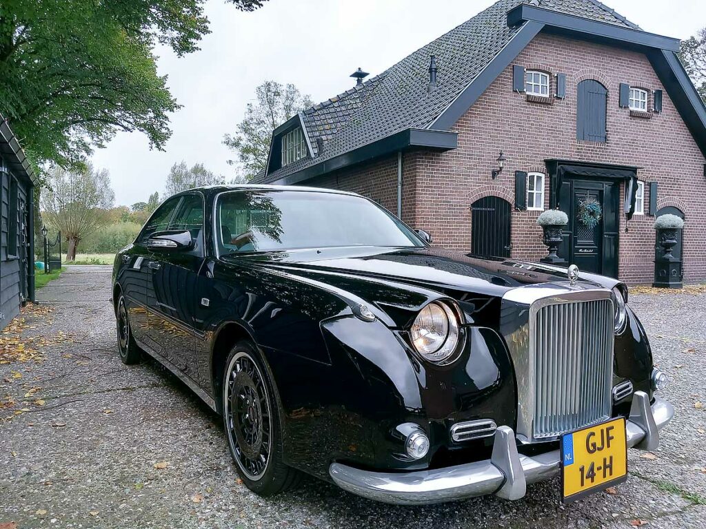 NISSAN MITSUOKA GALUE II (2003) Koninklijk vervoer voor Huib