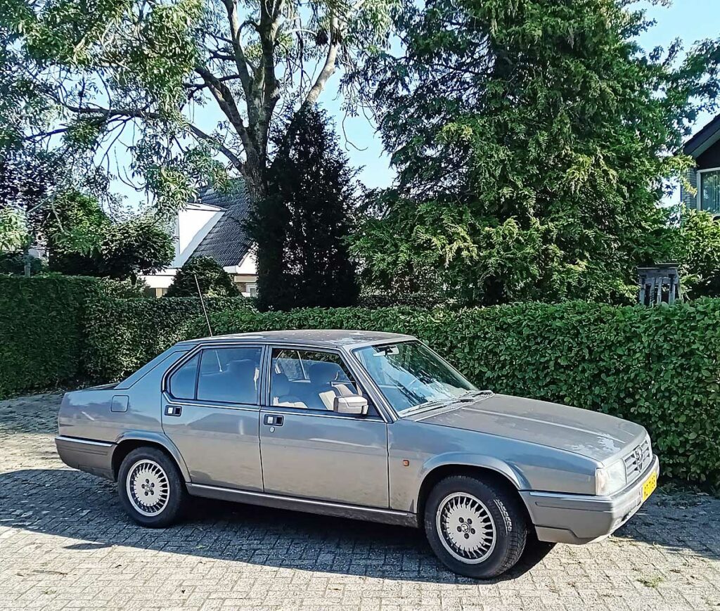 Alfa Romeo 90 (2.5) Quadrifoglio Oro Iniezione (1987) Tijdloos model voor Eeltsje
