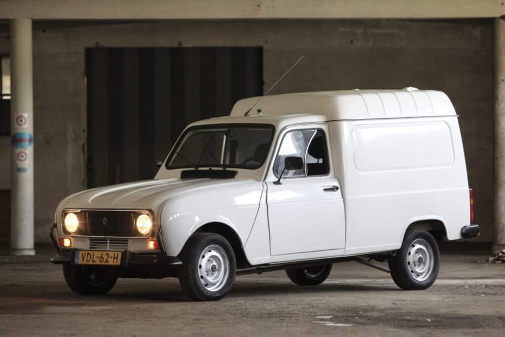 Renault 4 F6. Succesnummer in werktenue in AMK 4-2026